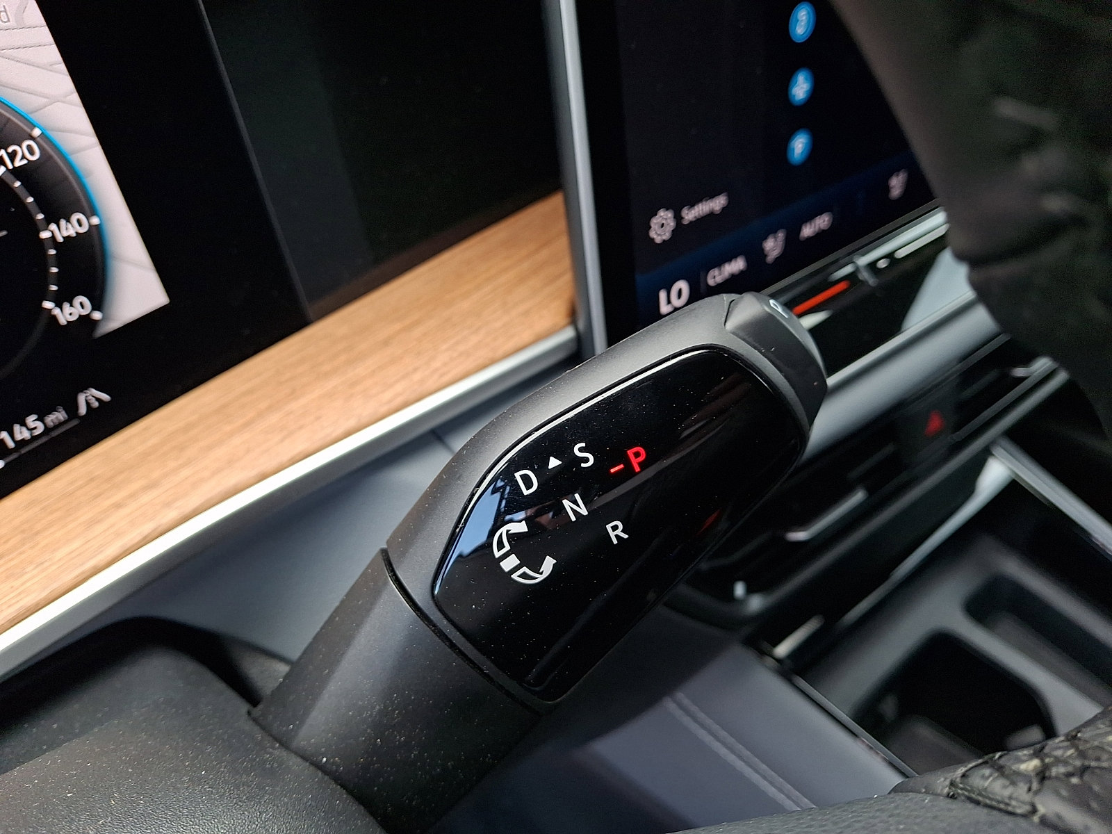 Certified 2025 Volkswagen Tiguan SEL R-Line AWD/4WD image 15