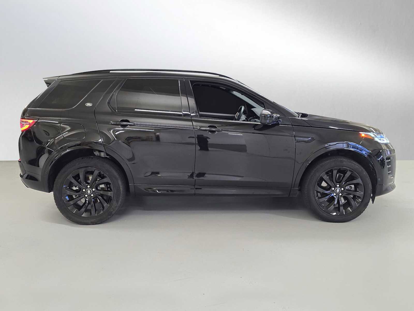Certified 2025 Land Rover Discovery Sport Dynamic SE image 6