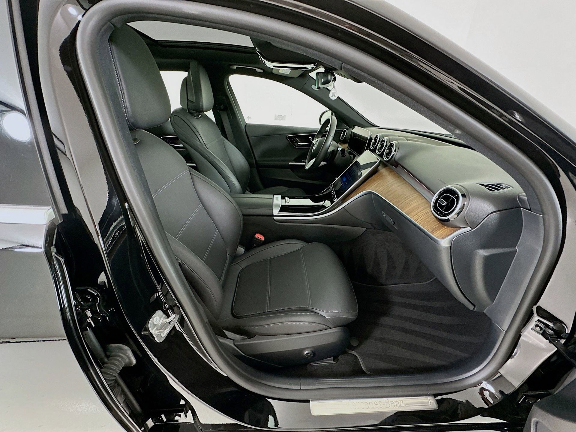 Used 2025 Mercedes-Benz C 300 Sedan image 31