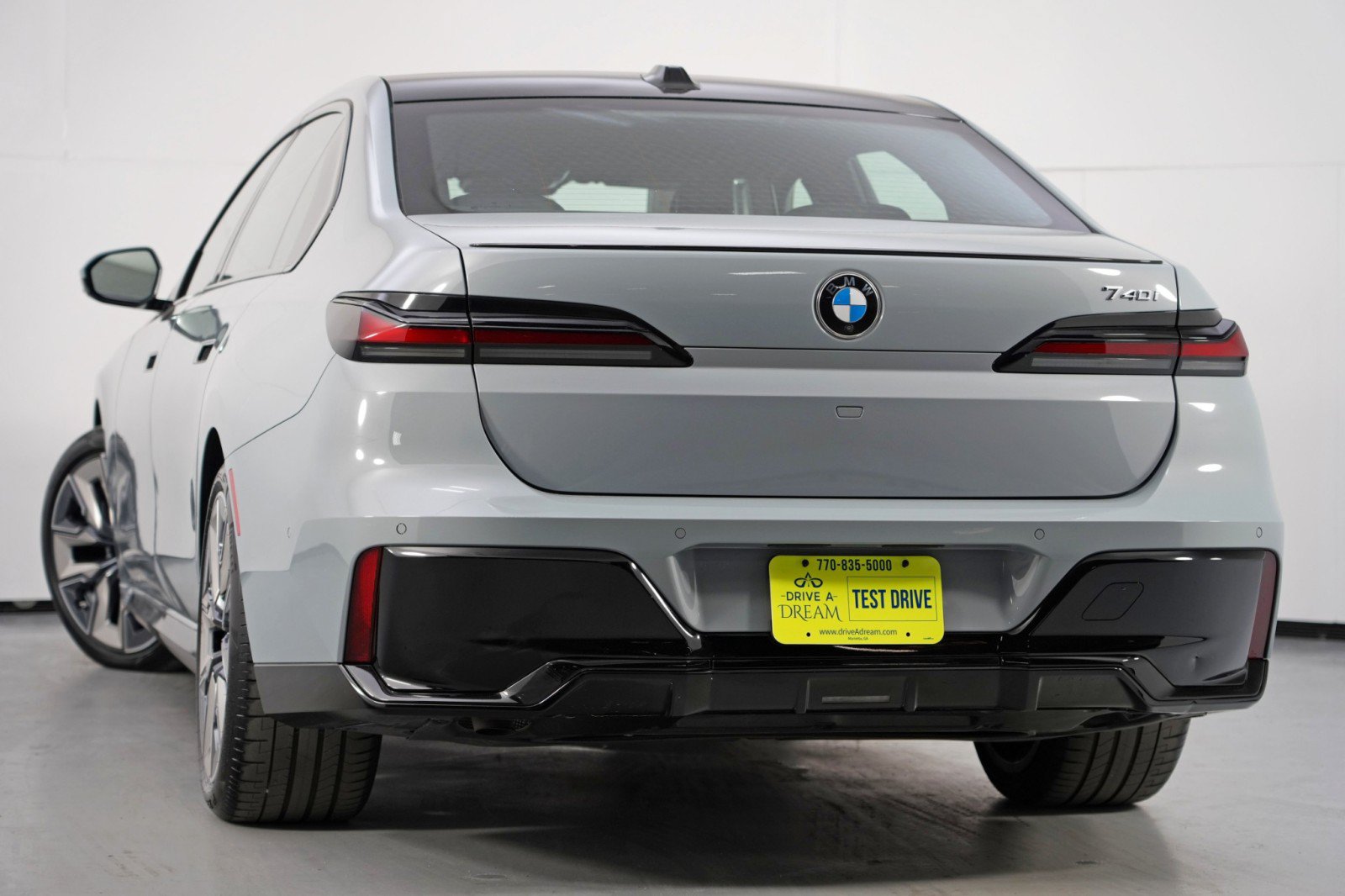 Used 2024 BMW 740i w/ Premium Package 2 RWD image 6