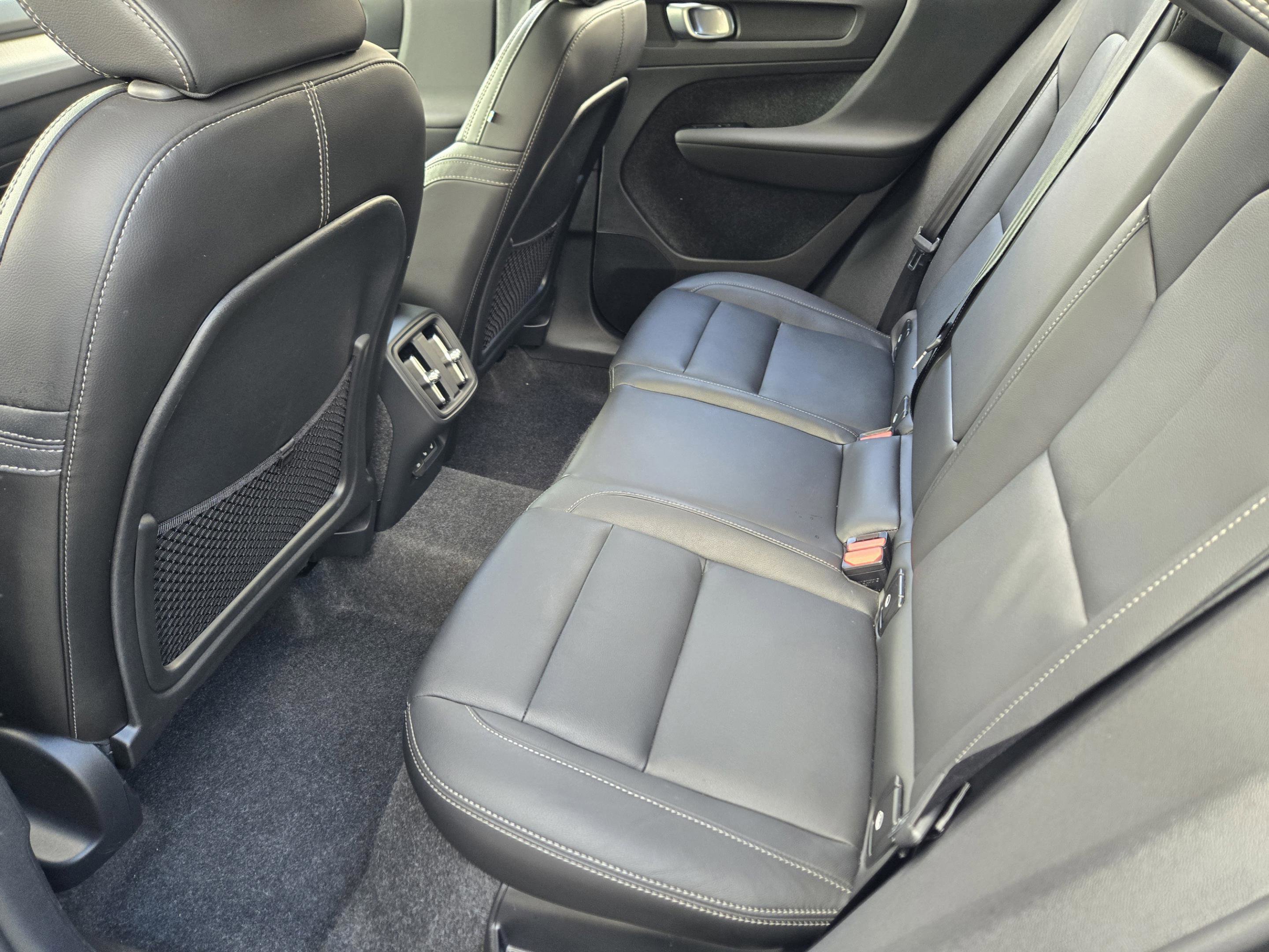 Used 2025 Volvo XC40 B5 Plus image 29