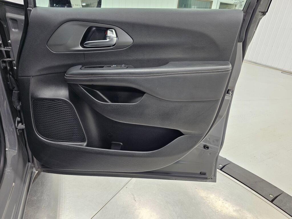 Used 2025 Chrysler Pacifica Select FWD image 30