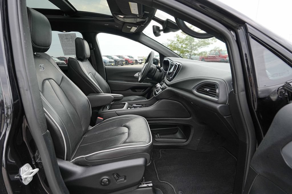 Used 2025 Chrysler Pacifica Limited FWD image 21