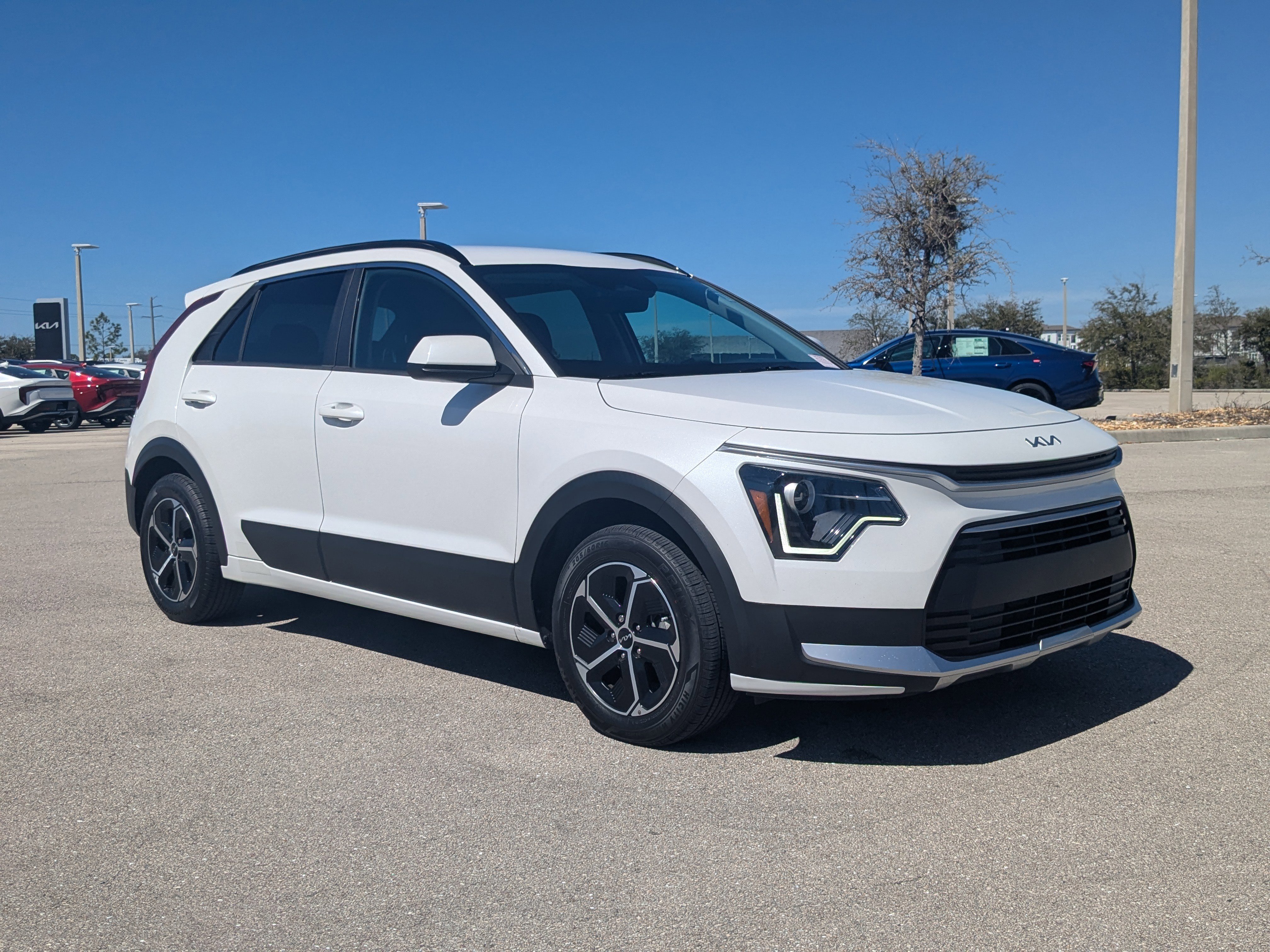 Certified 2024 Kia Niro LX image 2