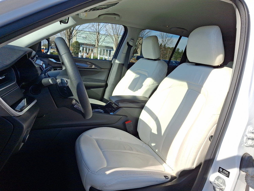 Certified 2023 Jeep Grand Cherokee Laredo image 23