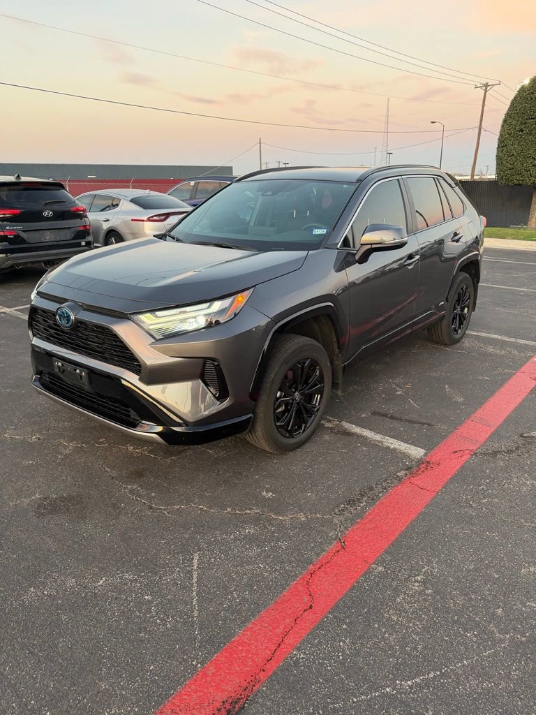 Used 2022 Toyota RAV4 SE image 7