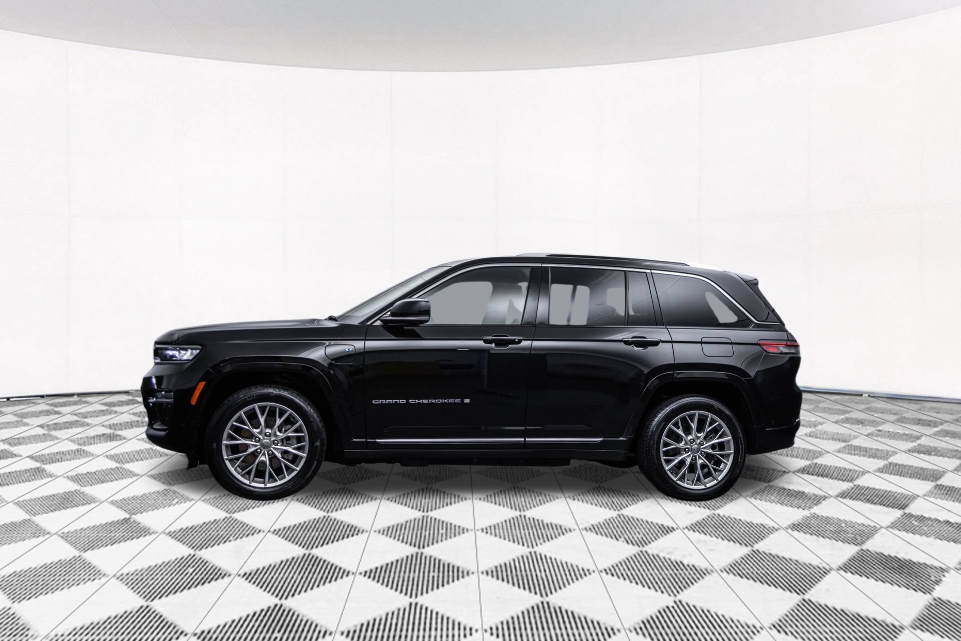 Used 2022 Jeep Grand Cherokee Summit AWD/4WD image 6