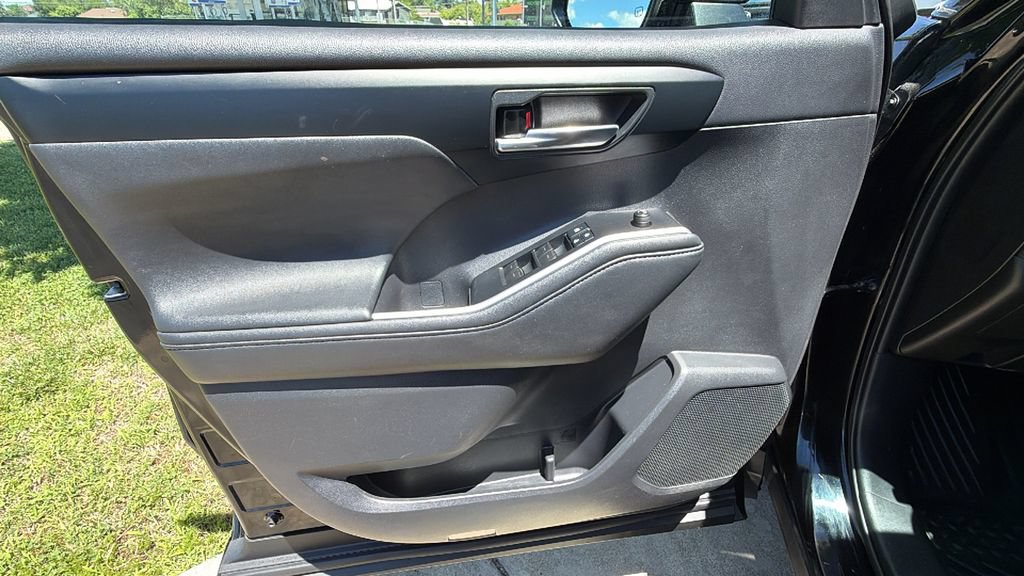 Used 2021 Toyota Highlander XLE FWD image 19