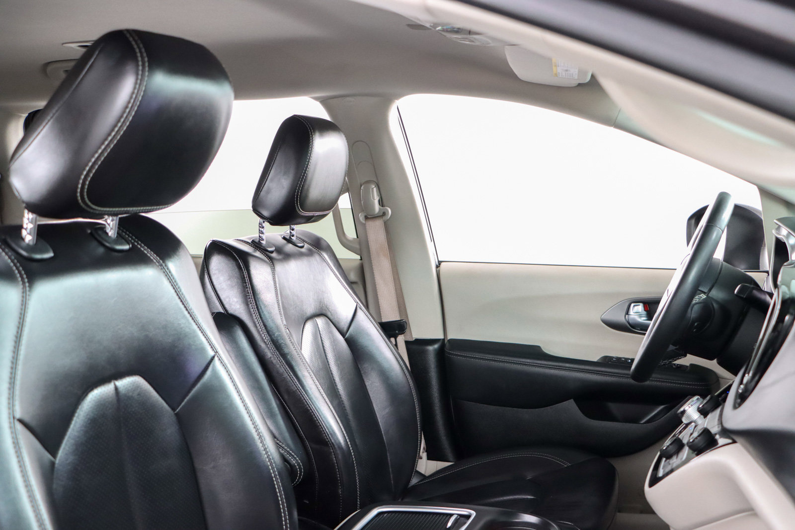 Used 2023 Chrysler Pacifica Touring-L image 27