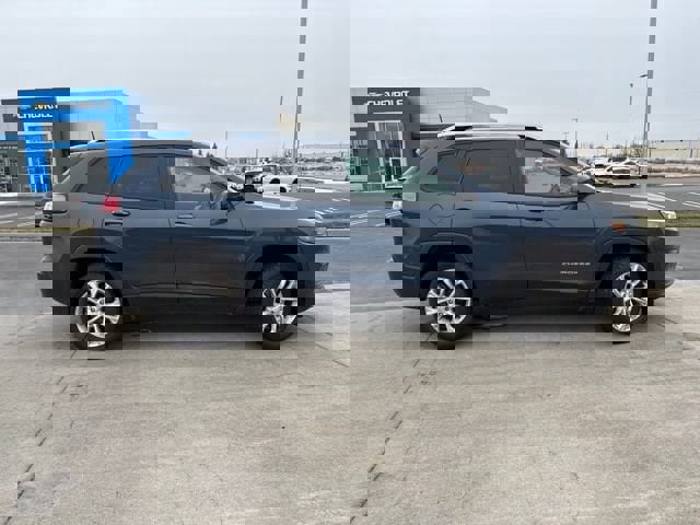 Used 2021 Jeep Cherokee Latitude w/ Mopar Interior Package video 2