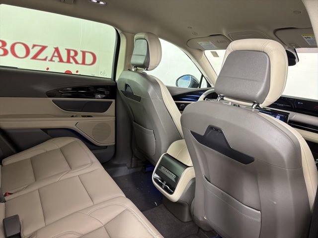 Used 2025 Lincoln Nautilus Premier AWD/4WD image 19