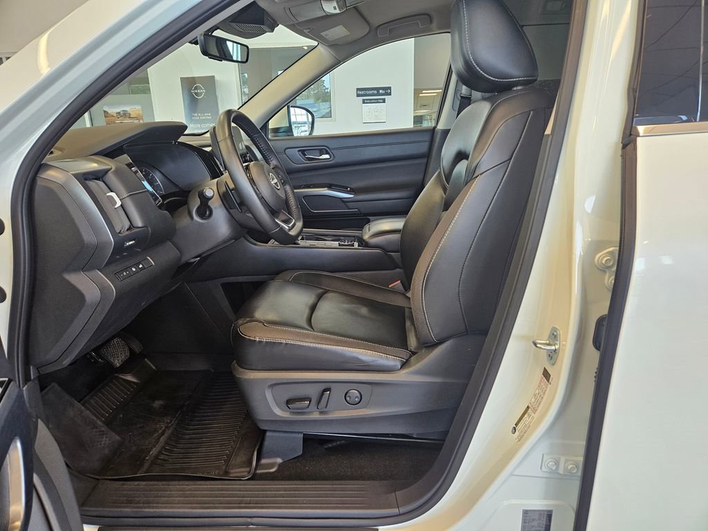 Used 2023 Nissan Pathfinder SL AWD/4WD image 14
