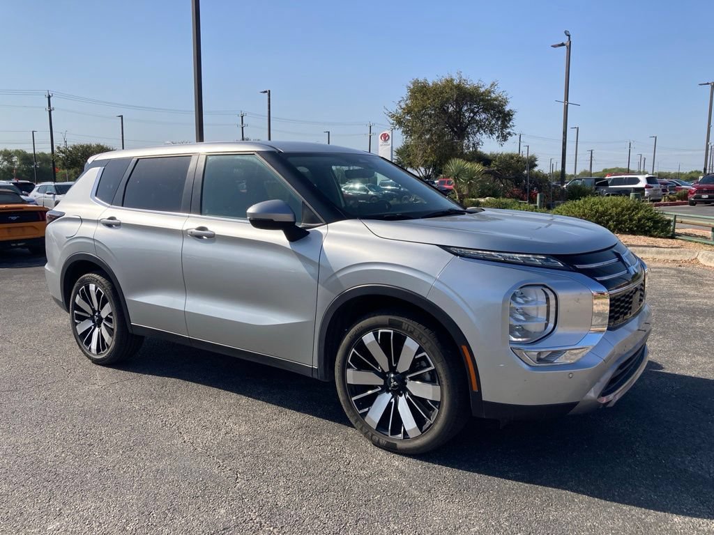 Used 2025 Mitsubishi Outlander SE FWD image 2
