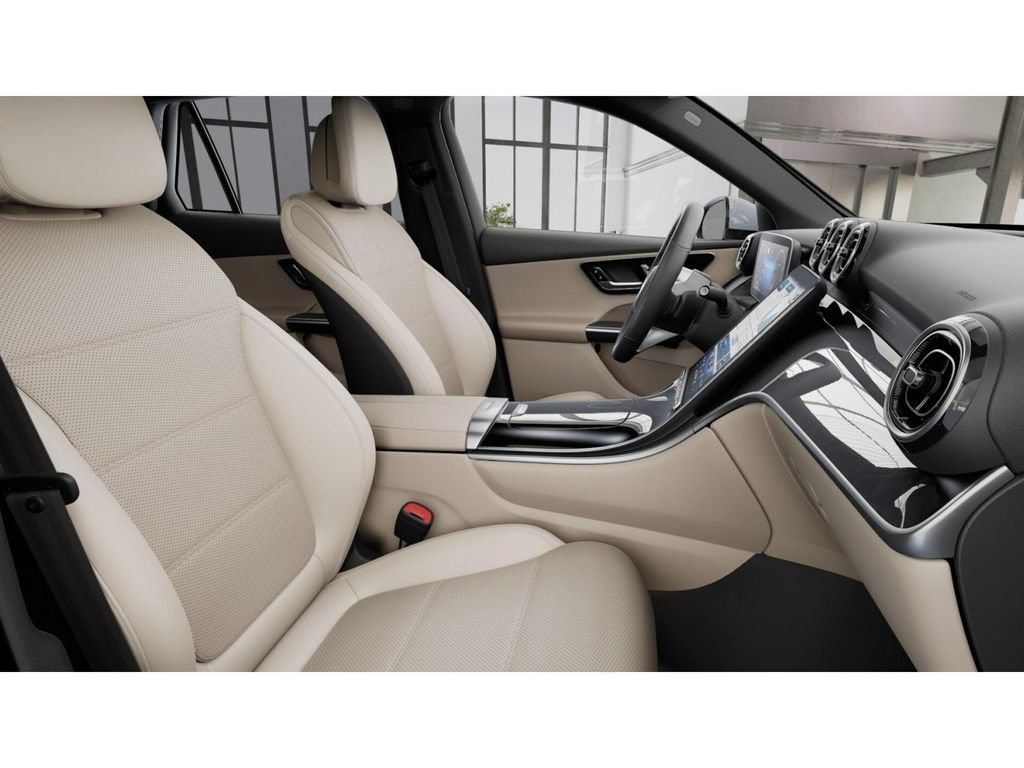 Used 2025 Mercedes-Benz GLC 300 4MATIC image 4