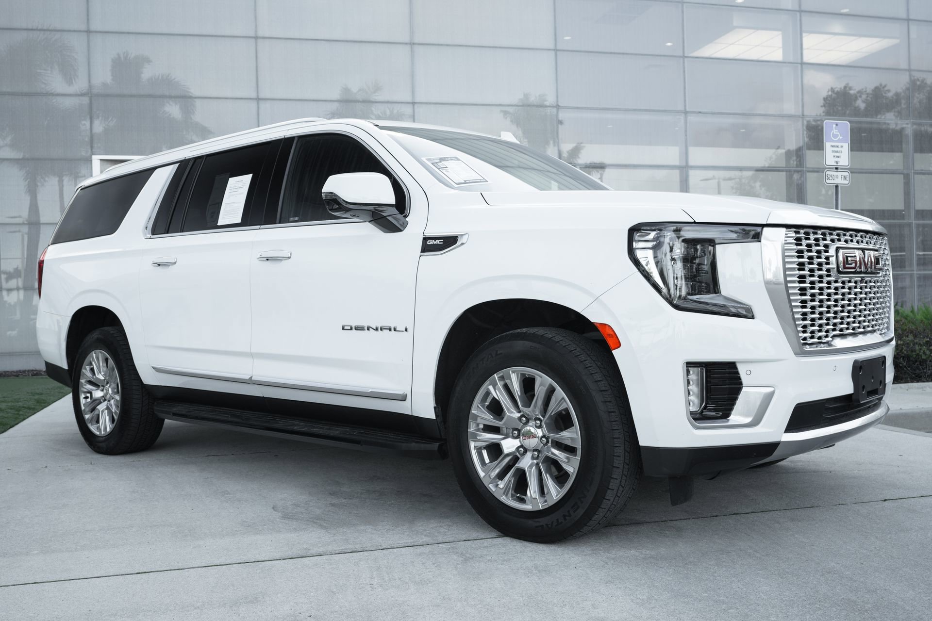 Used 2024 GMC Yukon XL Denali image 2