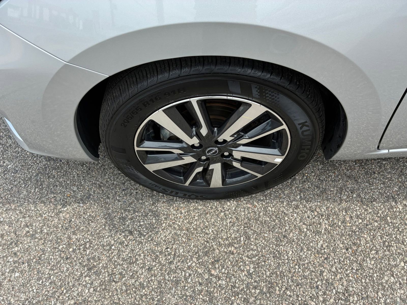 Used 2025 Nissan Versa SV FWD image 28