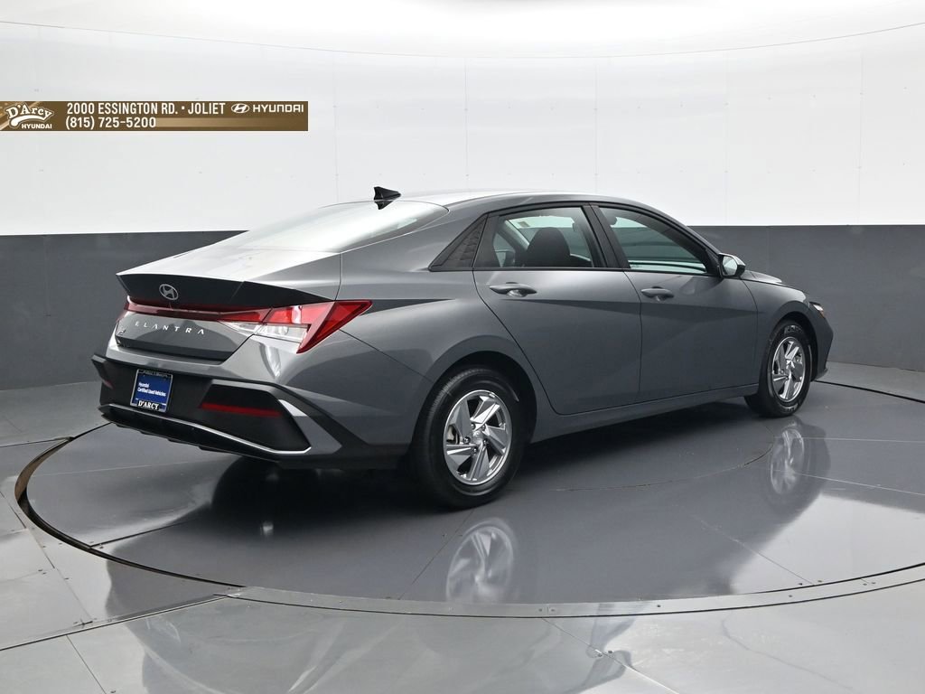 Certified 2024 Hyundai Elantra SE FWD image 5