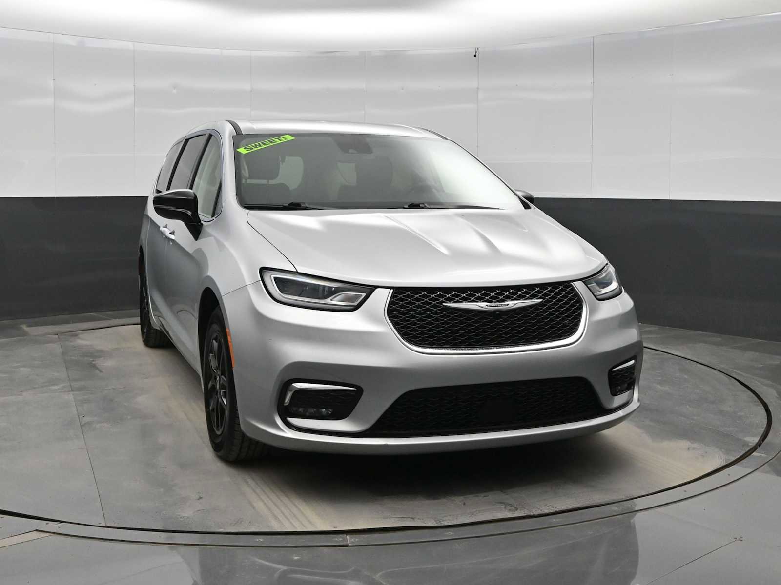 Used 2024 Chrysler Pacifica Touring-L video 2