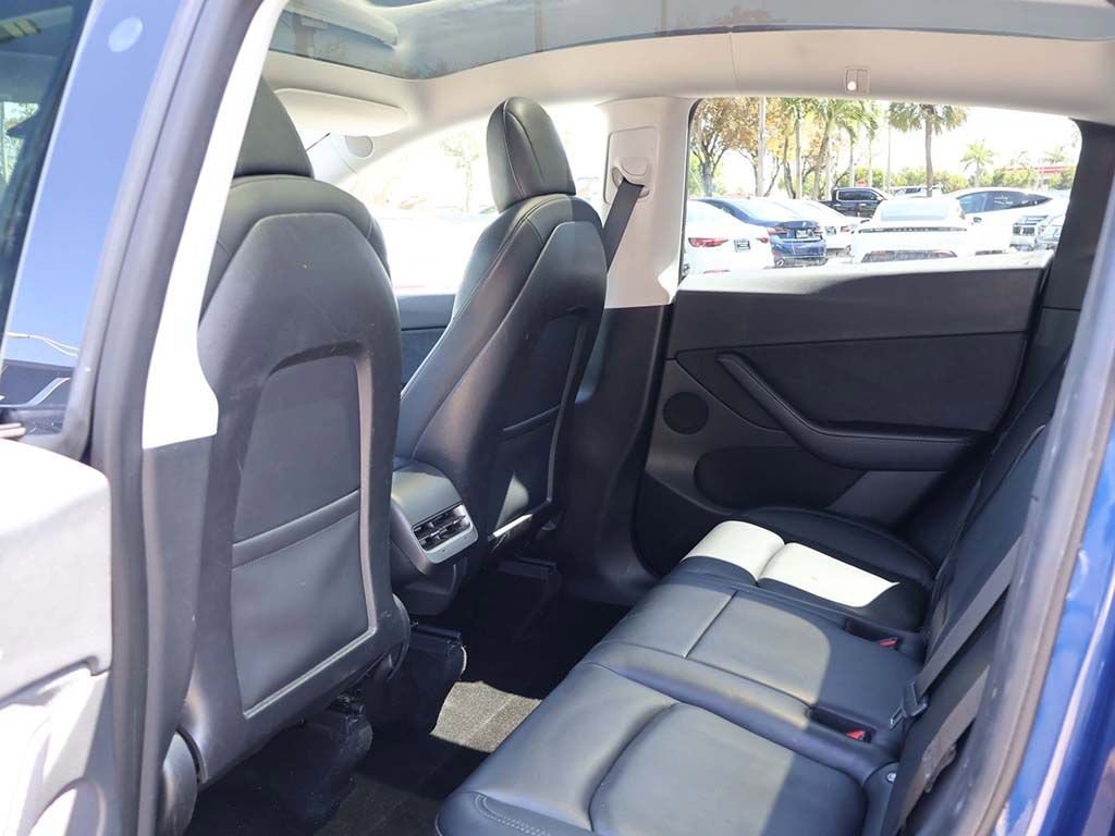 Used 2022 Tesla Model Y Long Range image 34
