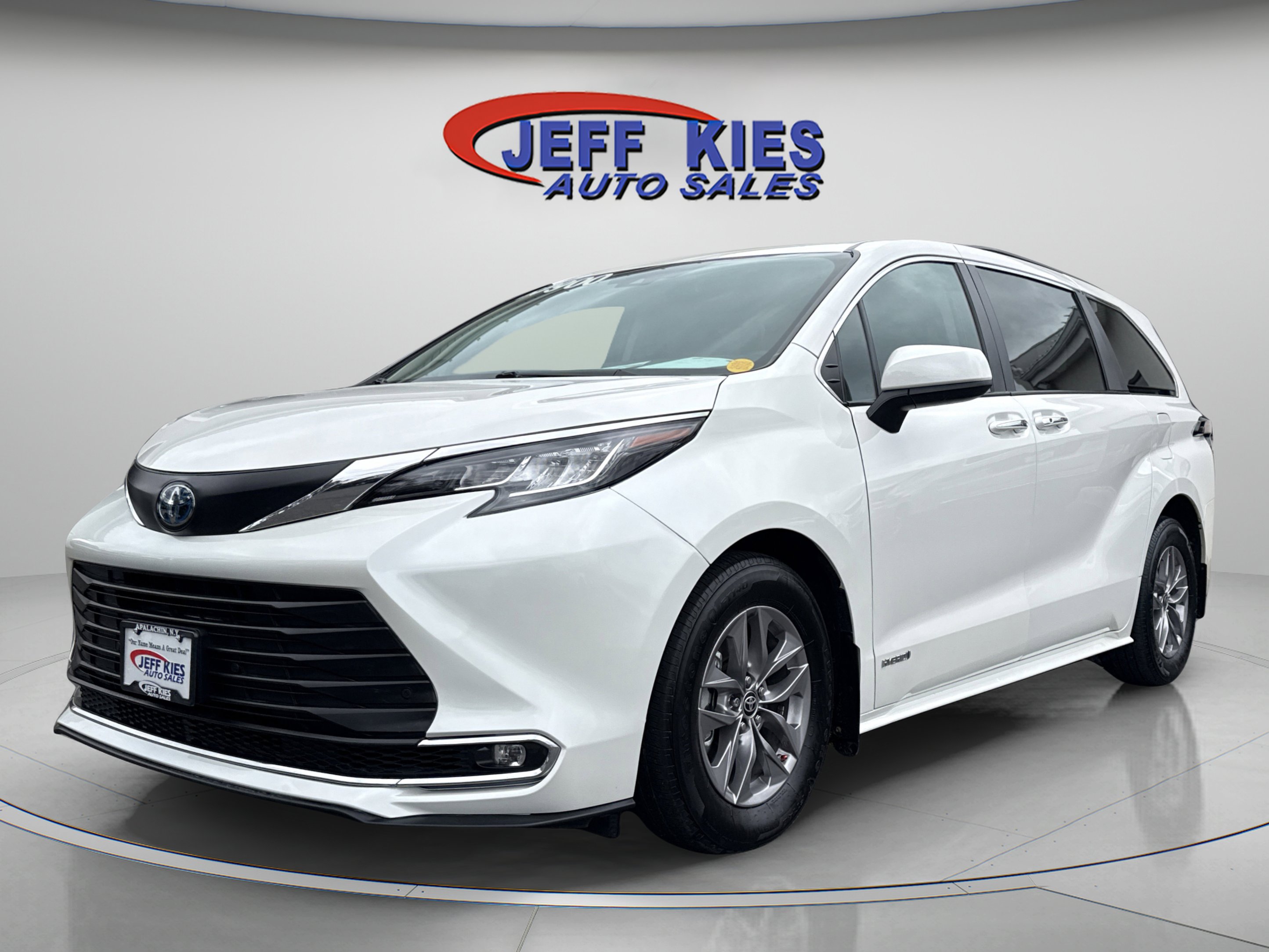 Used 2021 Toyota Sienna XLE w/ XLE Plus Package image 1