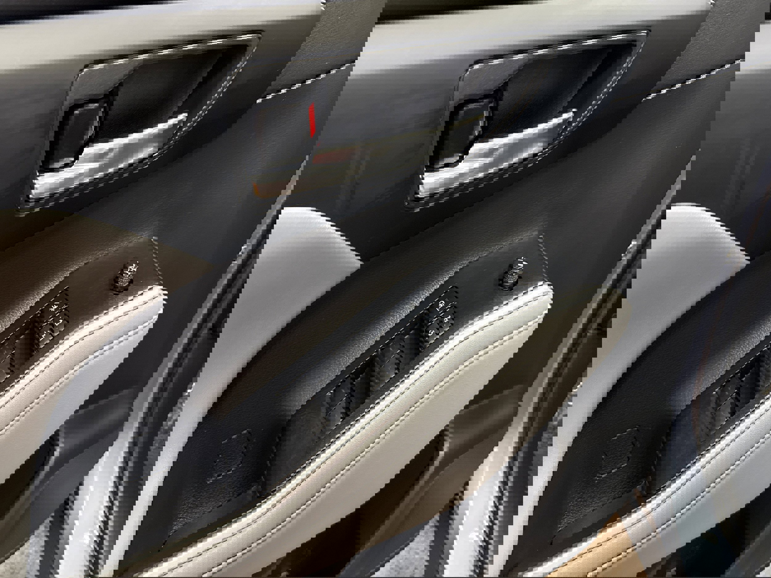 Used 2021 Toyota Highlander XLE image 28