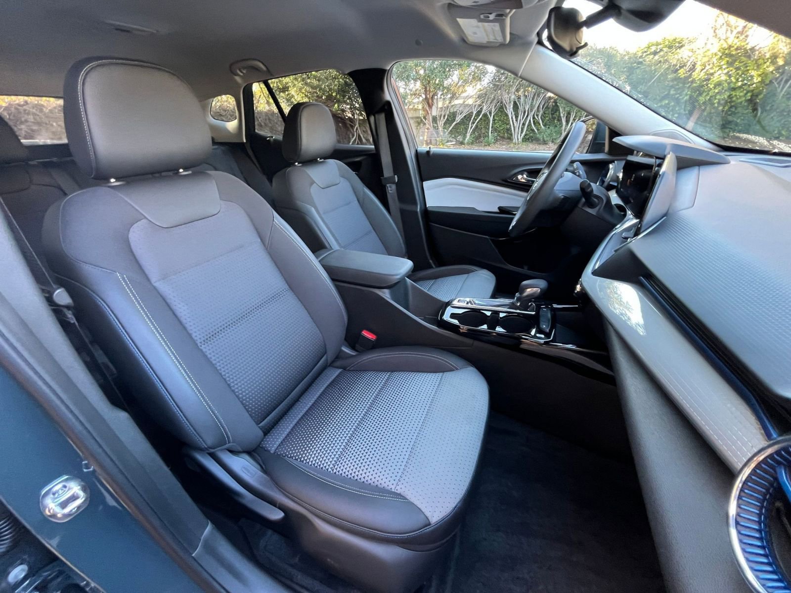 Used 2025 Chevrolet Trax LT image 34