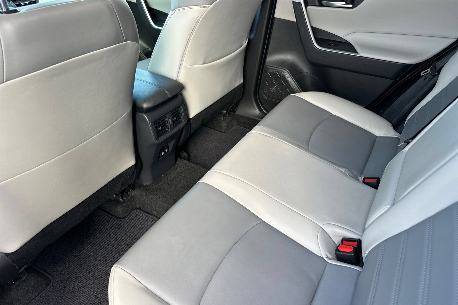 Used 2020 Toyota RAV4 XLE Premium FWD image 14