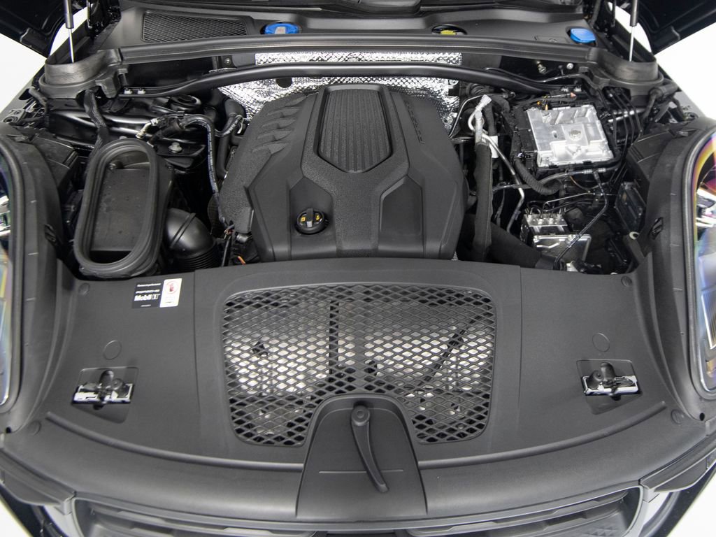 Certified 2025 Porsche Macan image 39