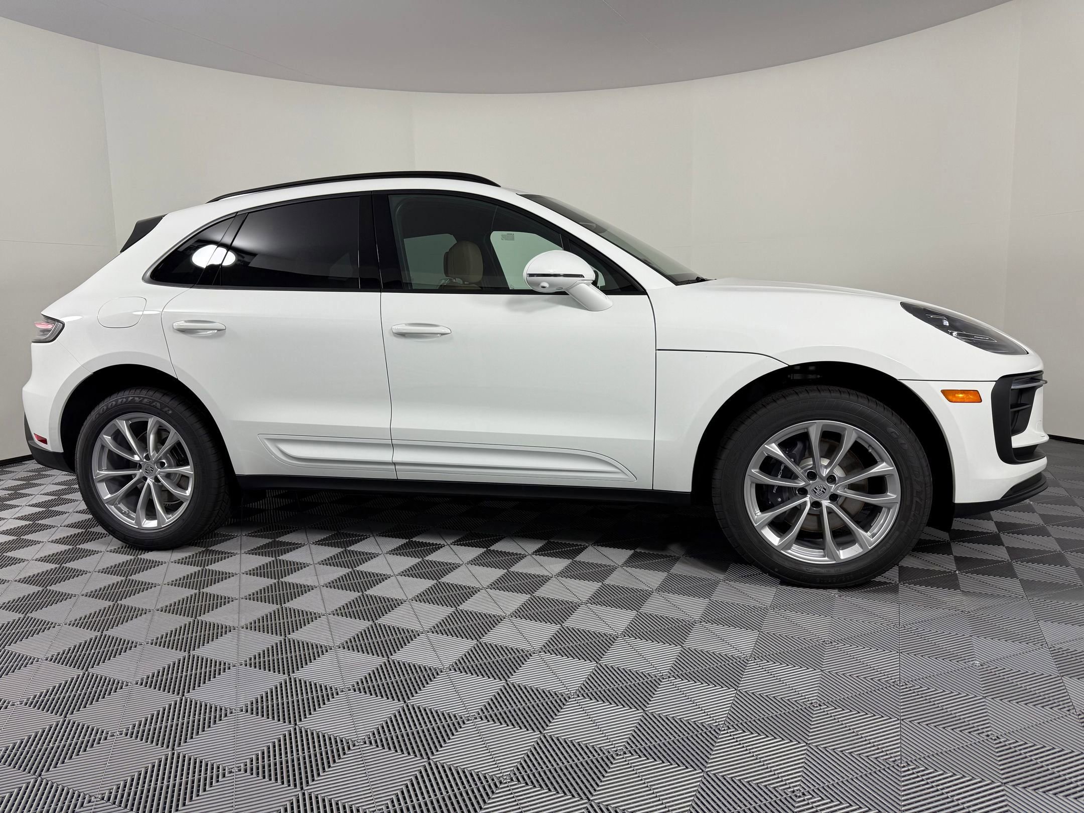 Certified 2026 Porsche Macan AWD/4WD image 8