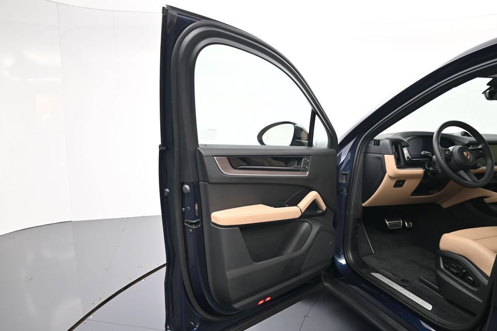 Certified 2025 Porsche Cayenne Coupe AWD/4WD image 16