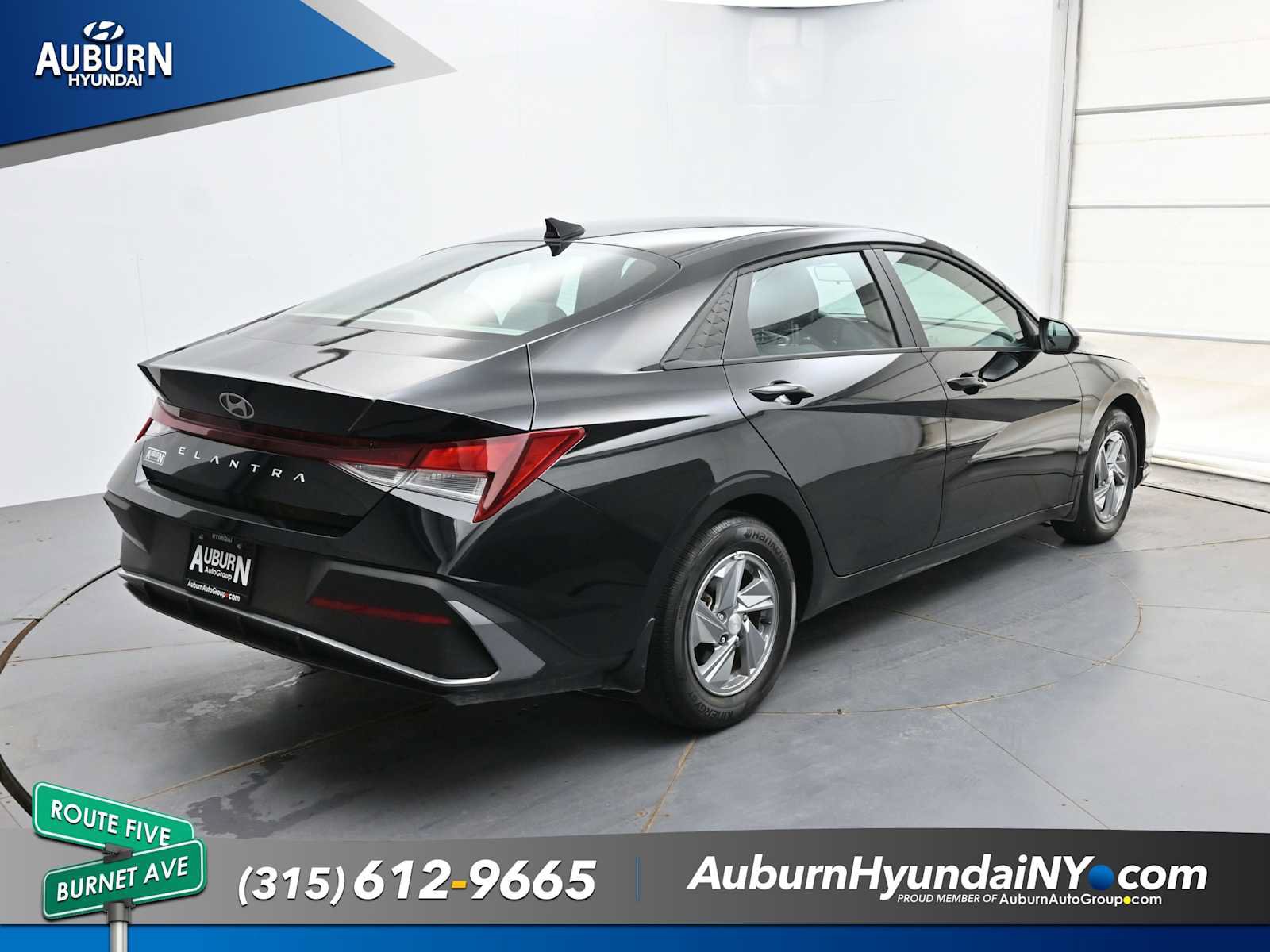 Used 2024 Hyundai Elantra SE FWD image 2