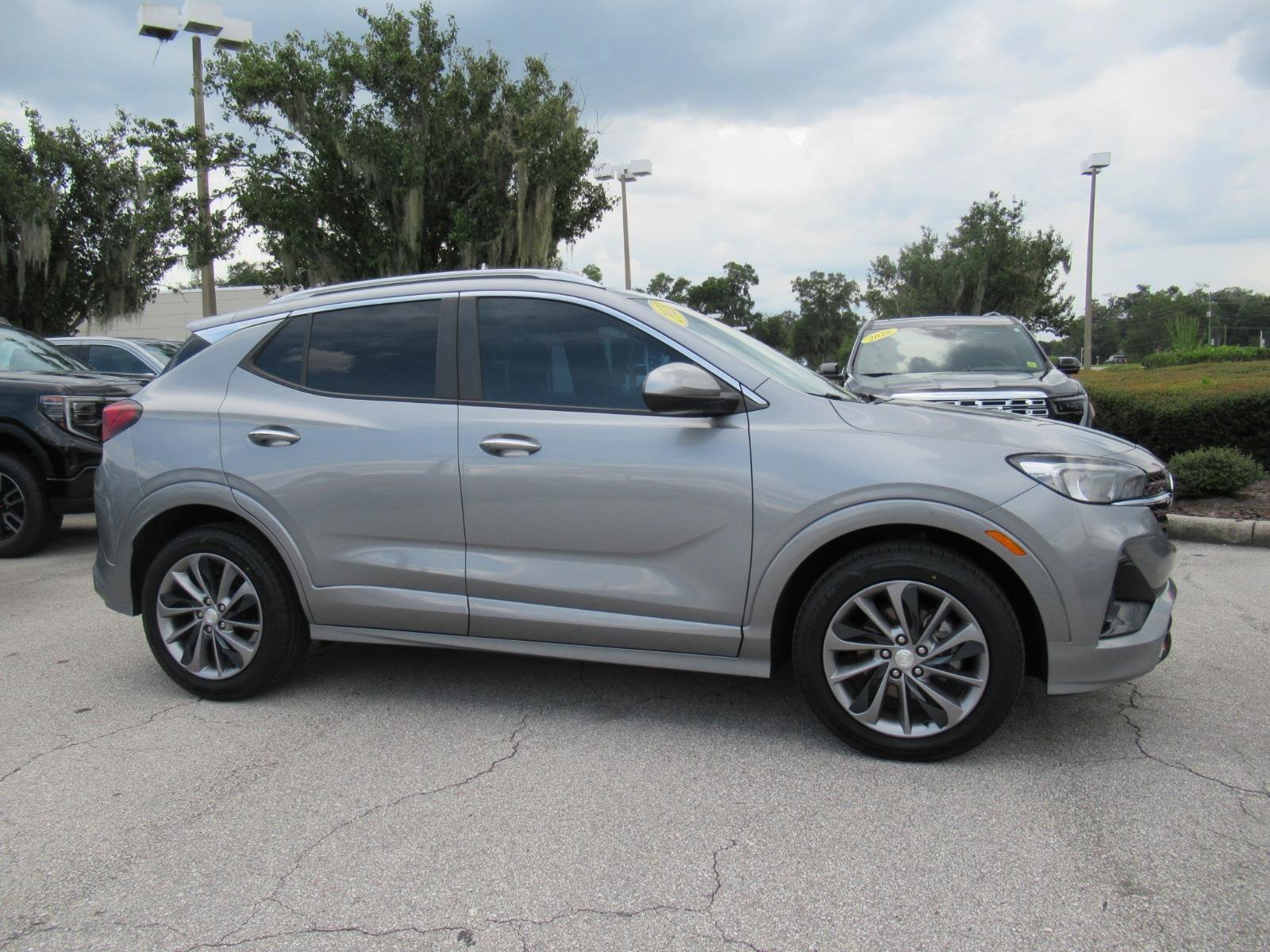 Used 2023 Buick Encore GX Select w/ Sport Touring Package FWD image 2