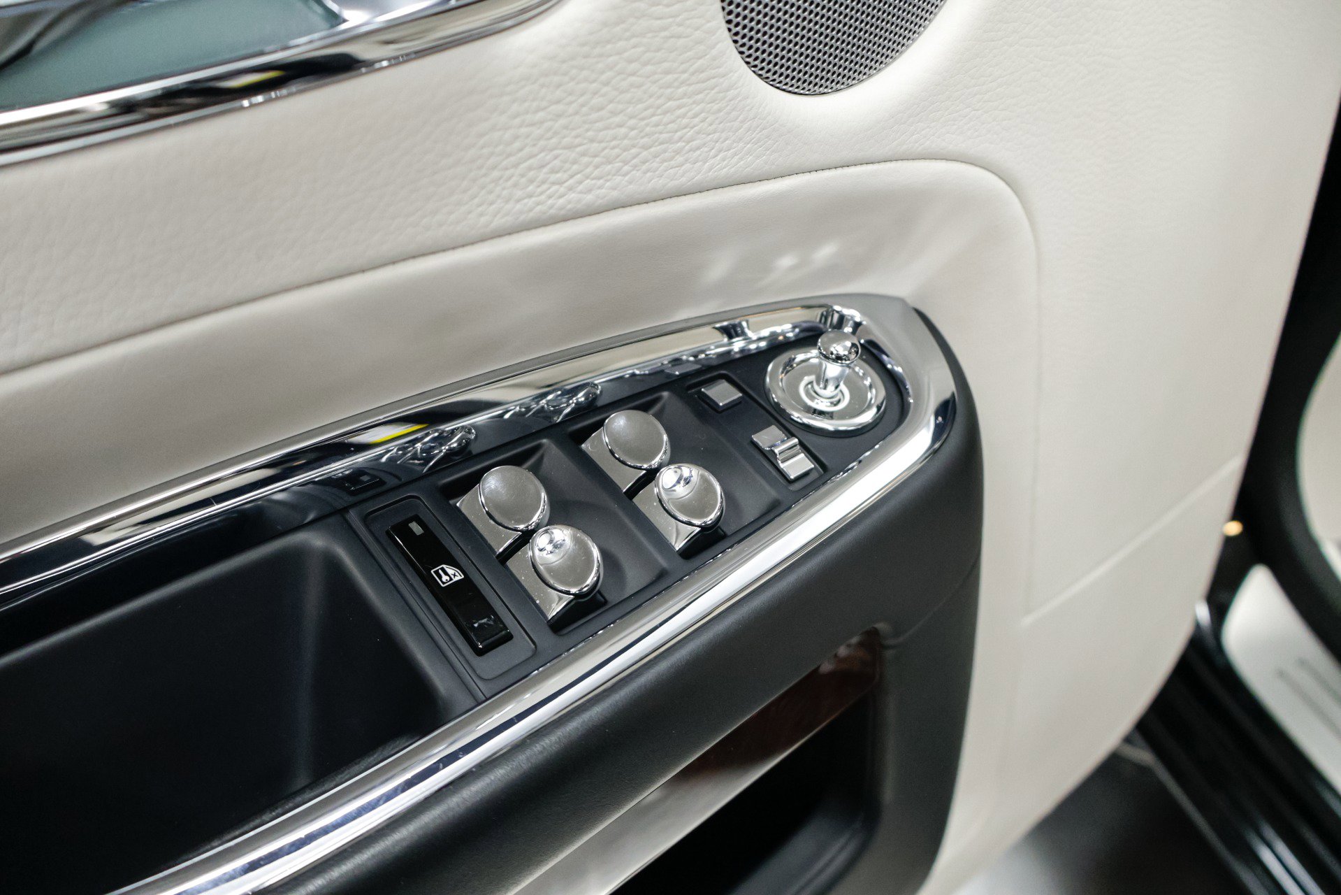 Used 2015 Rolls-Royce Ghost image 25