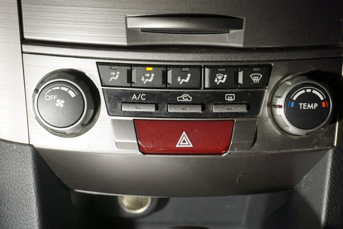 Used 2012 Subaru Outback 2.5i Premium w/ All-Weather Pkg image 16