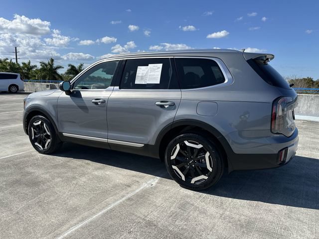 Used 2024 Kia Telluride EX w/ EX Captain's Chair Package image 14