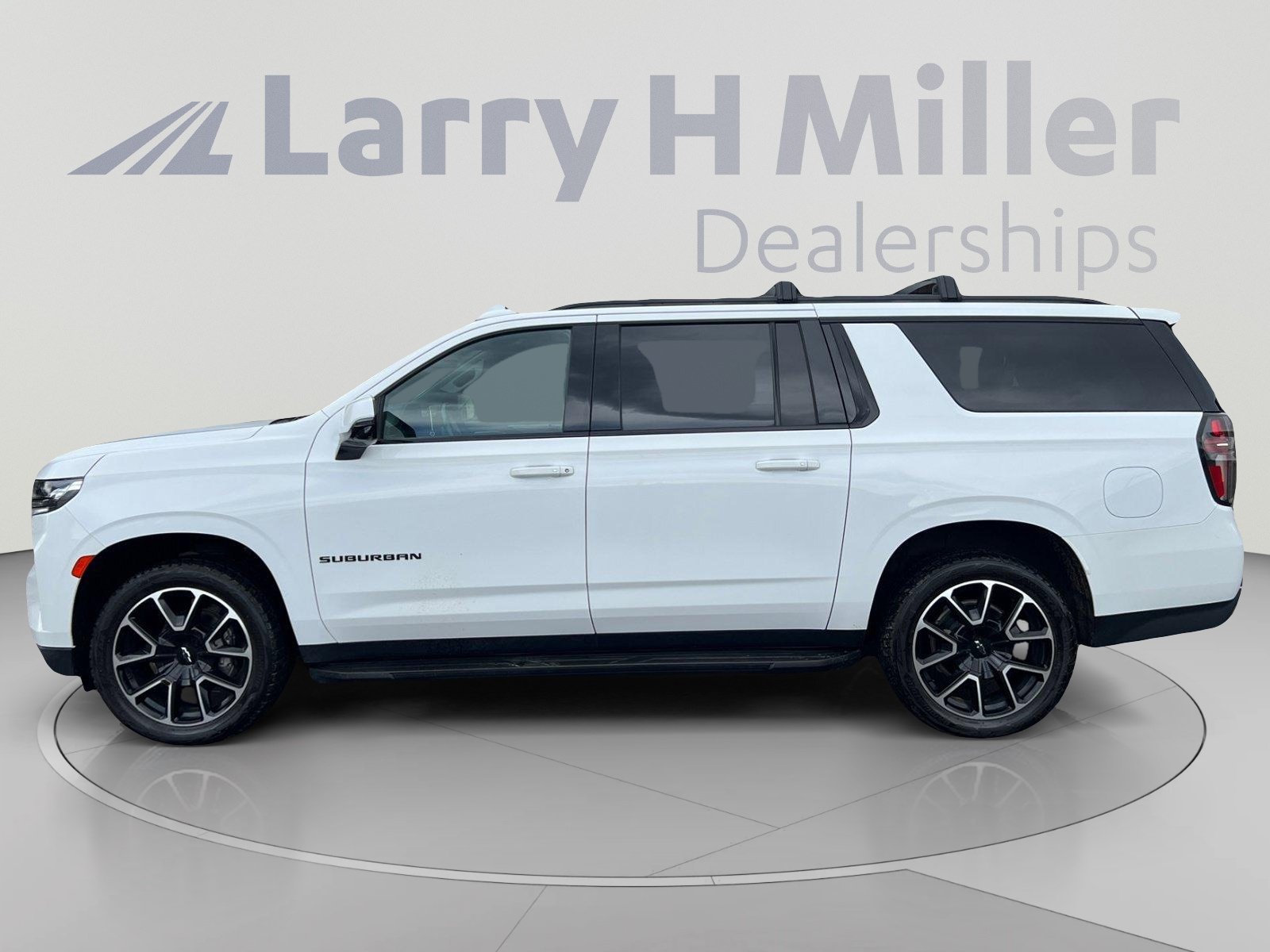 Used 2021 Chevrolet Suburban RST w/ Luxury Package AWD/4WD image 2