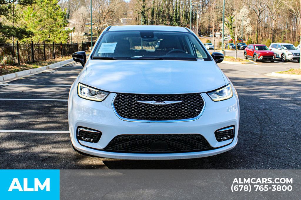 Used 2024 Chrysler Pacifica Touring-L image 10