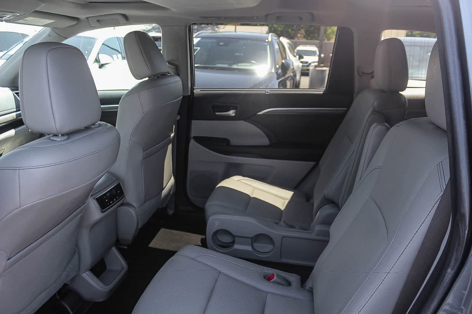 Used 2017 Toyota Highlander Limited AWD/4WD image 23