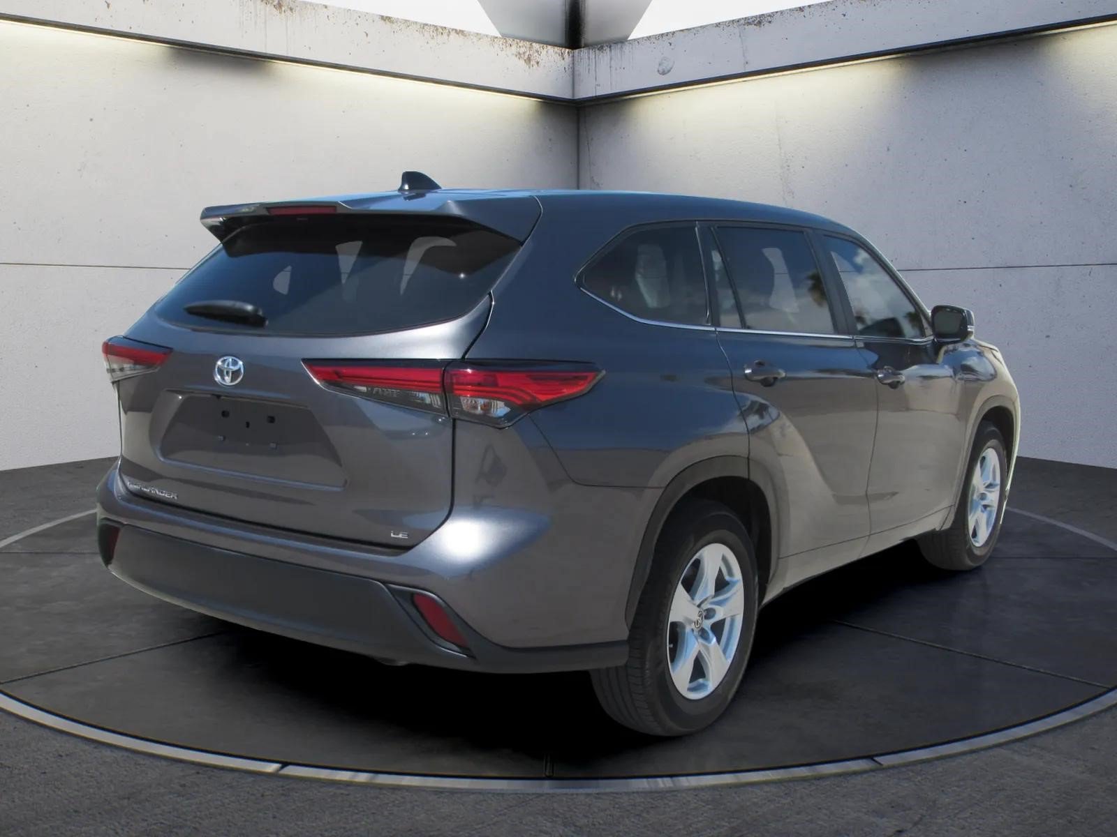 Used 2023 Toyota Highlander LE FWD image 5