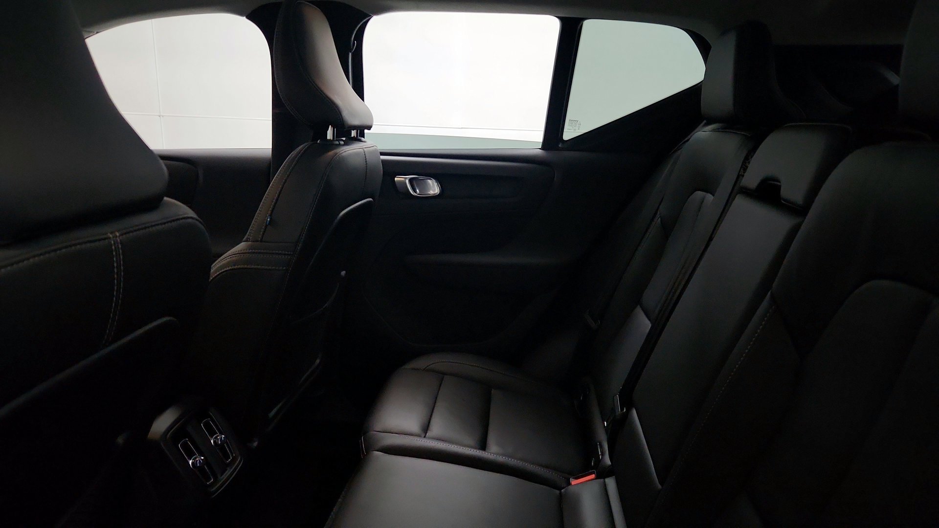 Used 2025 Volvo XC40 B5 Plus AWD/4WD image 9