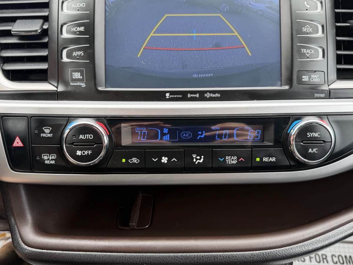 Used 2016 Toyota Highlander Limited AWD/4WD image 19