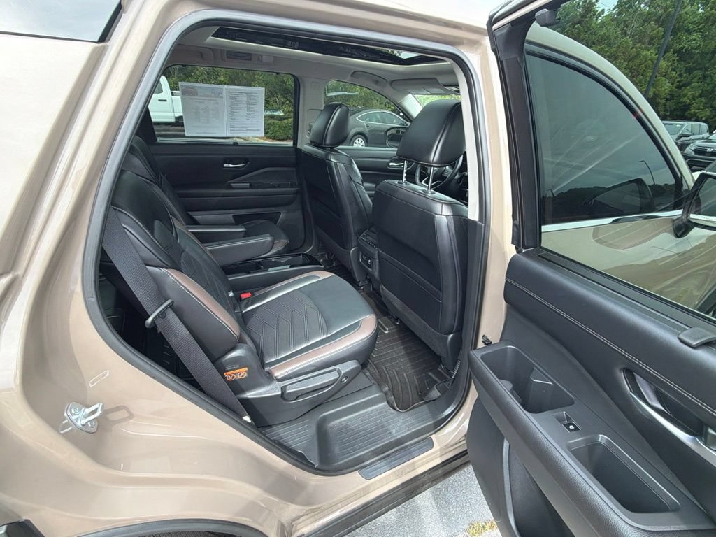 Used 2023 Nissan Pathfinder Platinum AWD/4WD image 16
