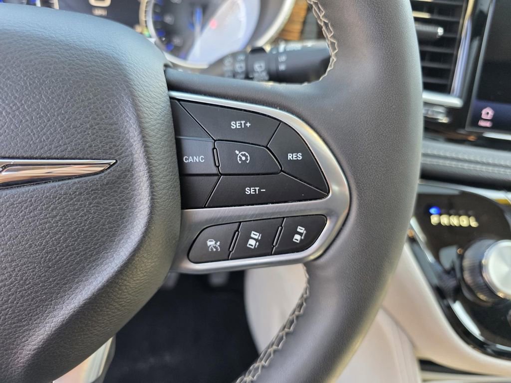 Used 2023 Chrysler Pacifica Limited image 17