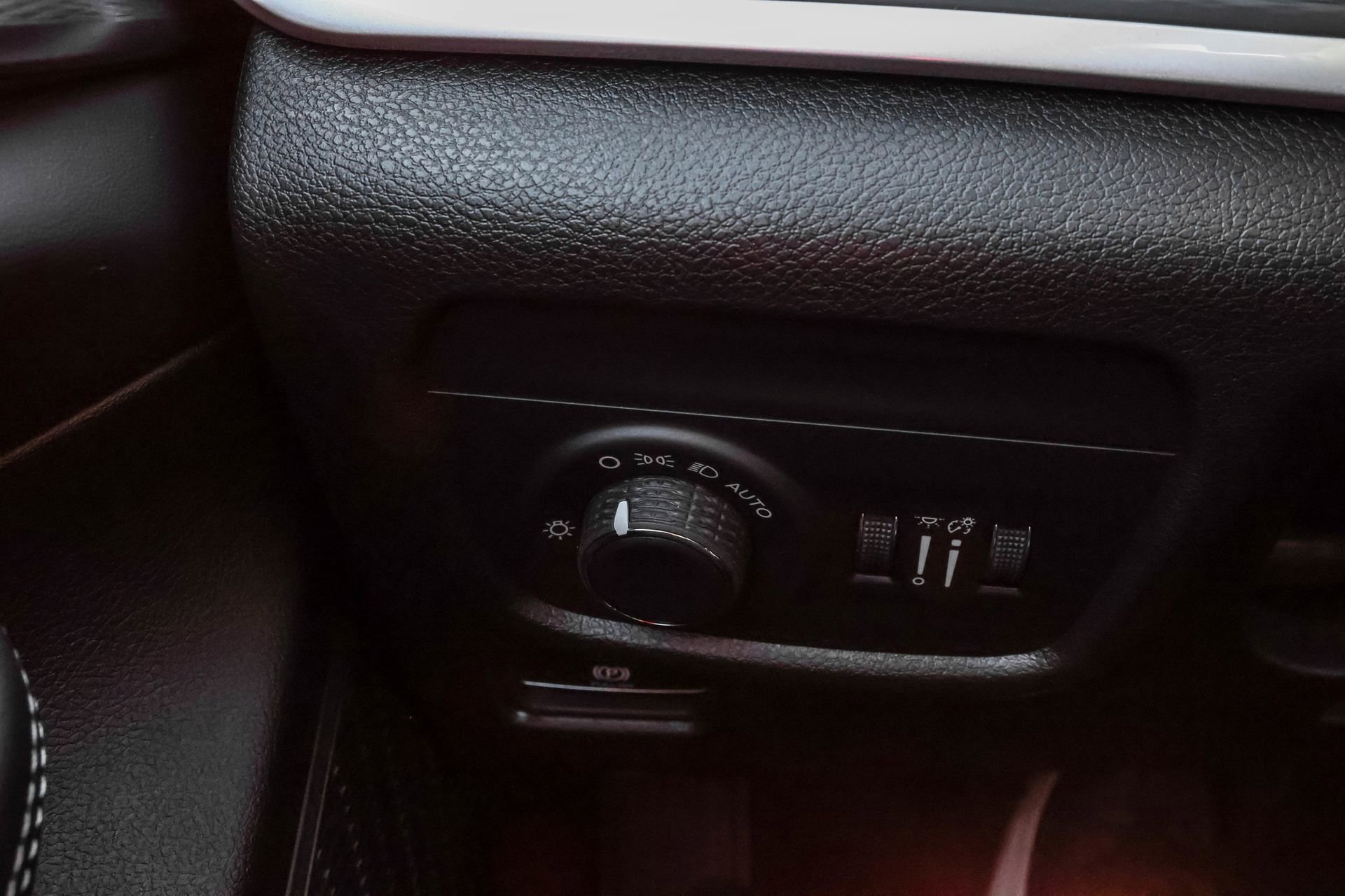 New 2025 Jeep Grand Cherokee Altitude image 28