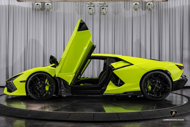 Used 2024 Lamborghini Revuelto image 16