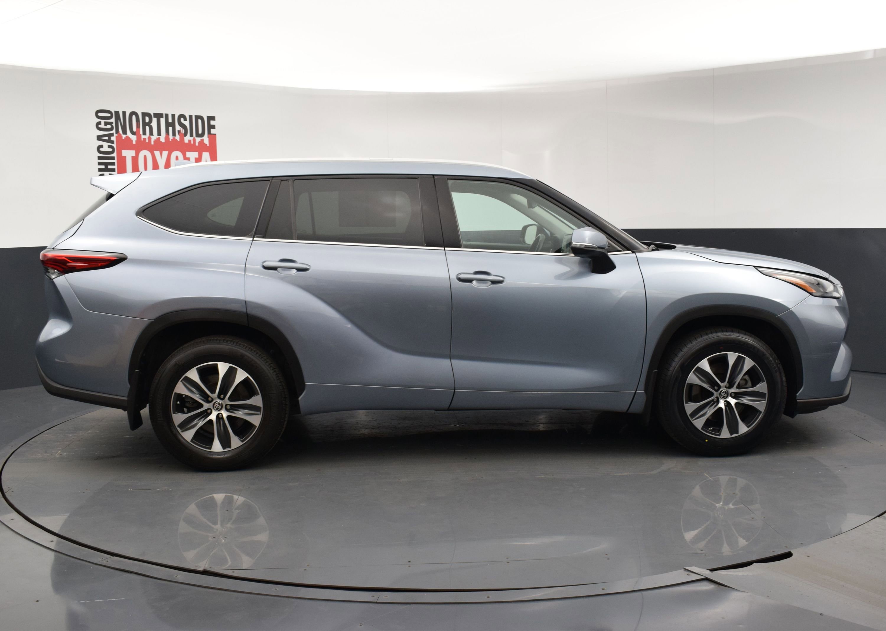 Used 2022 Toyota Highlander XLE AWD/4WD image 5
