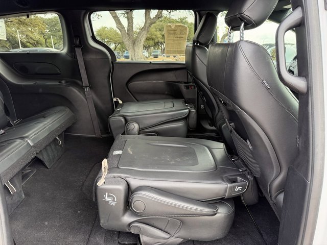 Used 2020 Chrysler Pacifica Touring-L w/ Advanced Safetytec Group image 19