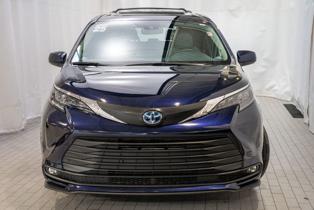 Used 2025 Toyota Sienna XLE image 2