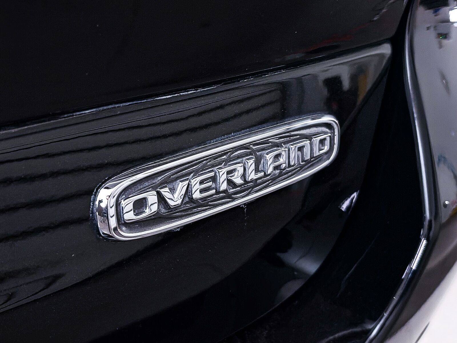 Used 2023 Jeep Grand Cherokee Overland w/ Luxury Tech Group IV AWD/4WD image 16