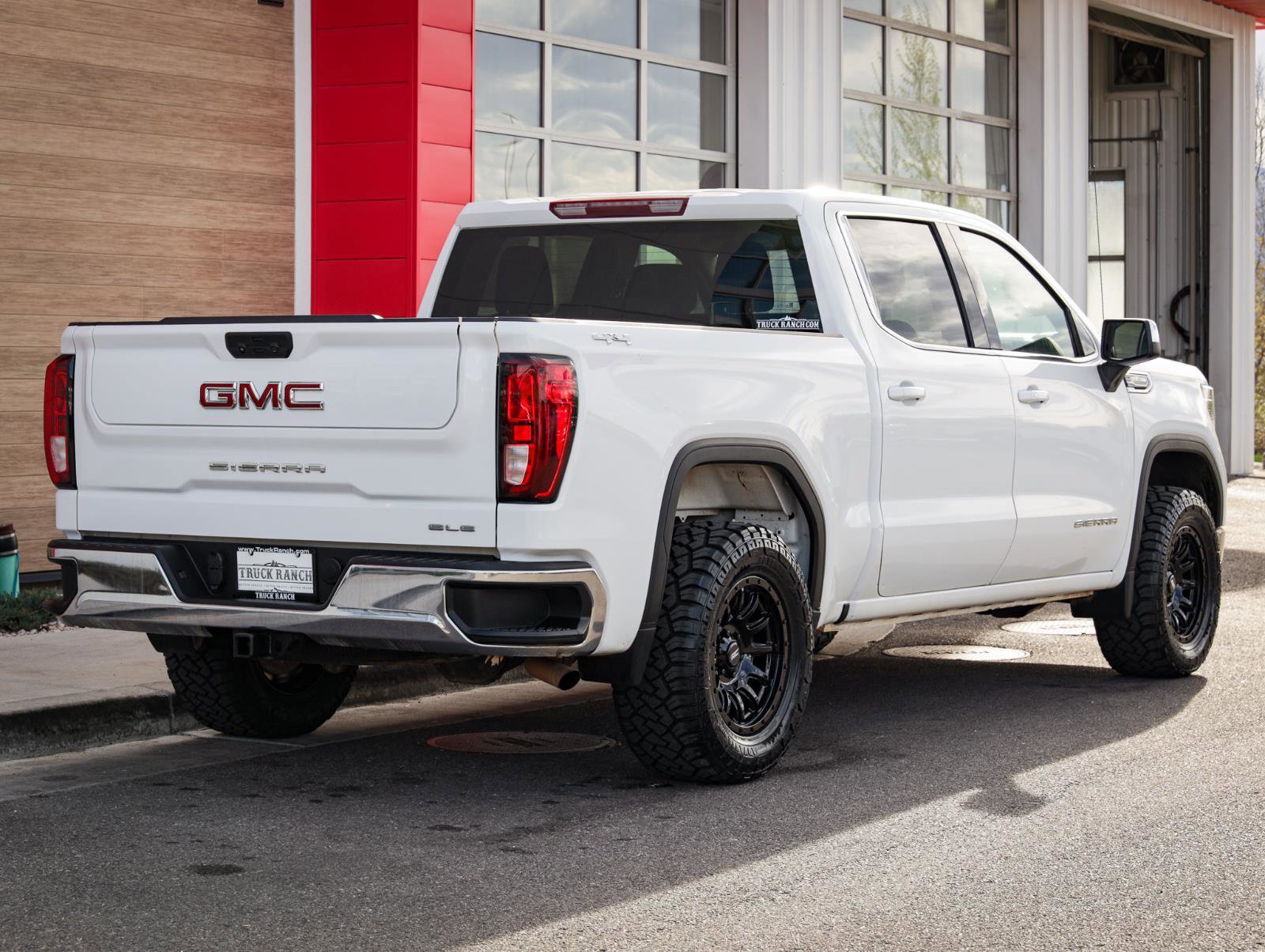 Used 2023 GMC Sierra 1500 SLE image 3